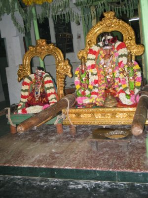 Perumal thayar in davana mandapam.JPG