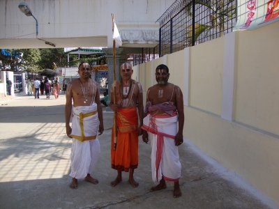 Sri BakthisAran with SriperumbUdhur jEyar.jpg