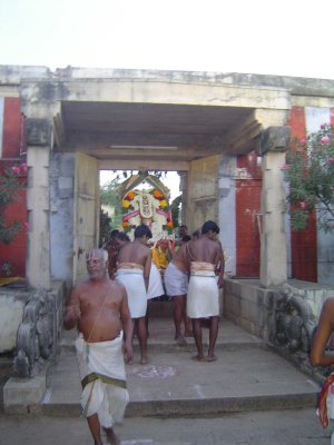 032-Day03-Purappaadu-Garuda Sevai-Thirumbukal.jpg