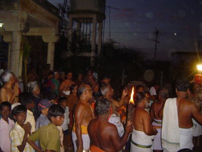 039-Day04-Pallakku-Devotees having darshan.jpg