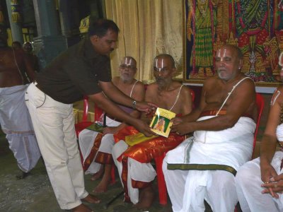 12-Sri Pacchadi Parthasarathi Iyengar swamy receiving the first Book from Sri Jeyaramann swamy.JPG