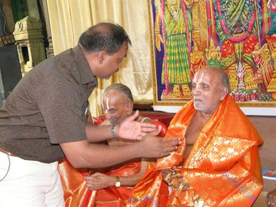 14-Sri Jeyaraman honouring Parthasarathy Iyengar.JPG