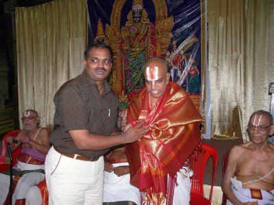 16-Sri Jeyaraman honouring Dr MAV swamy.JPG