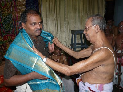 17-Sri Venkatesan swamy honoring sri Jeyaraman.JPG
