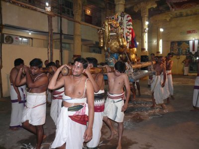 09-Udayavar in gangai kOndan mandapam during purappadu.JPG