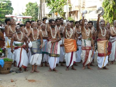 Divya prabanda gOshti throwing the uttariyam on udayavars avataram day.JPG