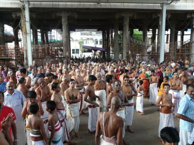 02-Devotees waiting for the First darshan.JPG