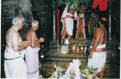 SrI V.Sadagopan svami looking-on to the Thirumanjanam