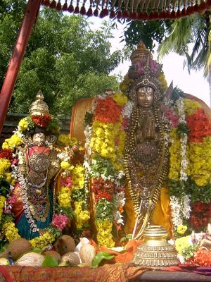 Thirumangai_Mannan_with_Kumudhavalli_Nacchiyar_during_veedhi_purappadu1.JPG