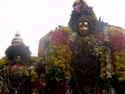 Thirumangai_Mannan_with_Kumudhavalli_Nacchiyar_during_veedhi_purappadu2.JPG