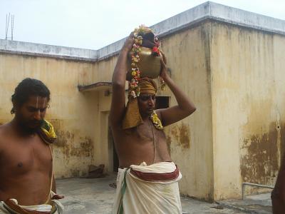 SrI Padmanabhan taking around the thirumanjana theertham