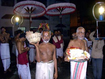 Sri Peyazhwar awaiting Parthasarathi at Mylapore on Ekkaduthangalday.JPG