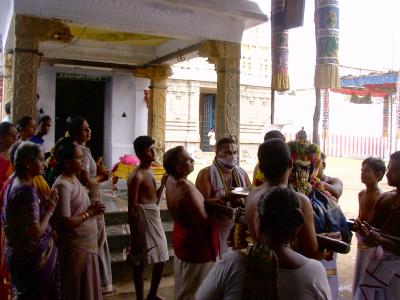 Nambigal doing Mangalasasanam to his Acharya Sri Aalavandar.JPG