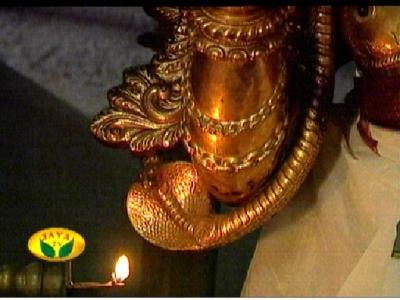 The speciality of the Periya ThiruvaDi -A serpant on the Right shoulder.jpg