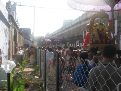 08-mamunikaL in front of pEayAzvAR sannidhi and parthasarathy, temple madhiL, gopuram all visible.jpg