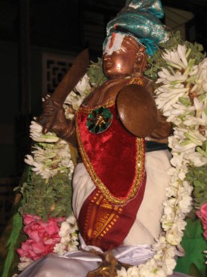 Day-8-Evening-Thirumangai Azhwar Closeup awaiting to do vedupari-2.JPG