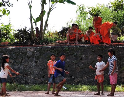 Kids play in the Wat Pha Phutthabaht courtyard