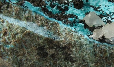 Apophyllite, Dioptase on Chalcanthite, Tenorite Detail