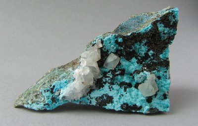 Apophyllite, Dioptase on Chalcanthite, Tenorite