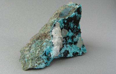 Apophyllite, Dioptase on Chalcanthite, Tenorite