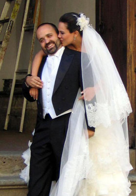 Newlyweds posing at the door of artist F. Toledo's home