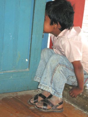 A little boy at the doorway of the government palace