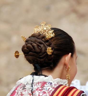 Peinado y joyera tradicional