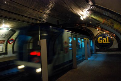 El tren fantasma, pasa a toda velocidad y no para.