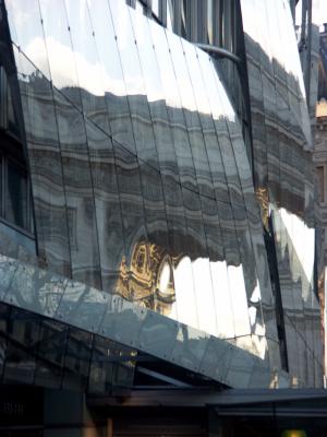 REFLECTION DE L'ARC DE TRIOMPHE SUR LIMMEUBLE DE DRUGSTORE PUBLICIS