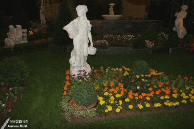 Floralies 2009 - Lady with flowers / Dame avec des fleurs