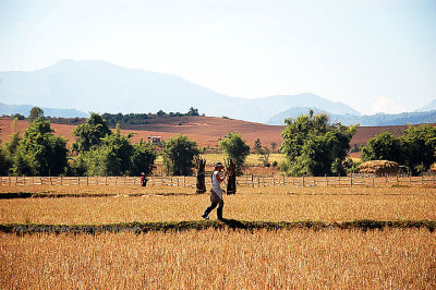 Girls on the way to Plain of Jars Sites 3