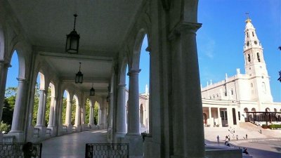 One of the 2 colonades P1020126.jpg