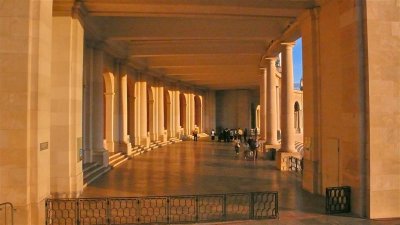 One of 2 colonnade with massive columns P1020164.jpg