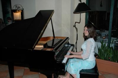 Lauren provides the entertainment (Westin Rio Mar)