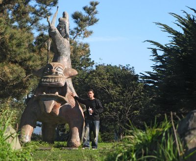  Group member shows height of <a href=http://tinyurl.com/7ql4kq target=_blank><u>sculpture</u></a> - mImg 2554