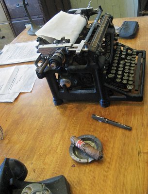 Typewriter and phone from early 1900s