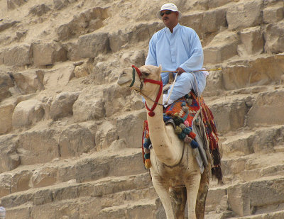 Experienced camel riders balance via a leg around the pommel.