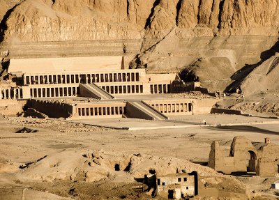 Hatshepsut temple from hot-air balloon, zoomed in from another photo