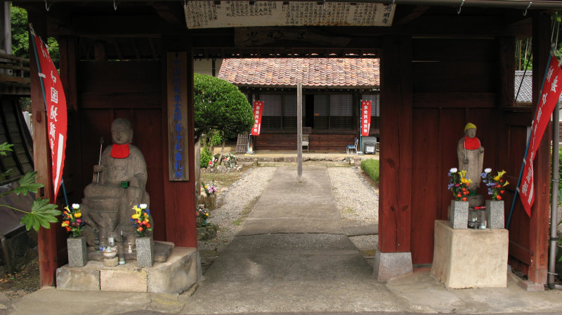 Jizō at the entrance to Kōmyō-ji