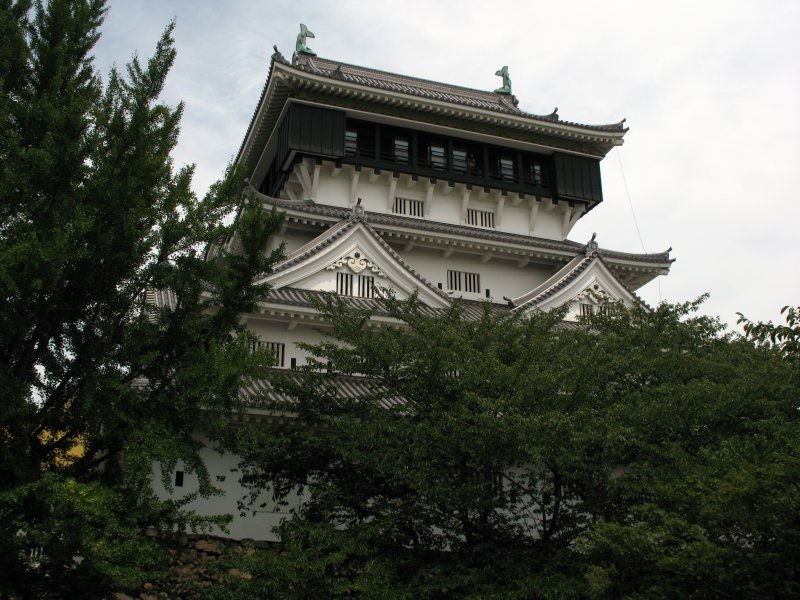 Kokura-jō peeking above the trees