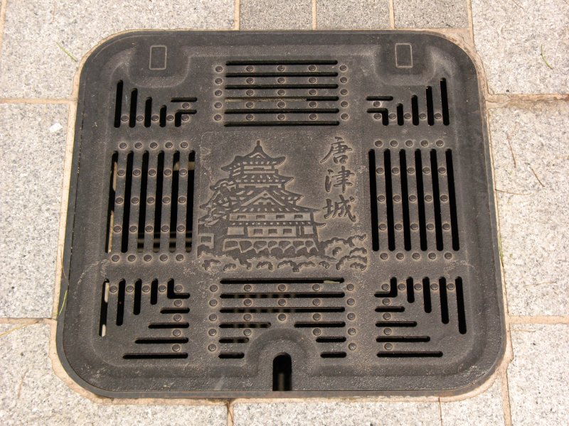 Manhole depicting Karatsu-jō