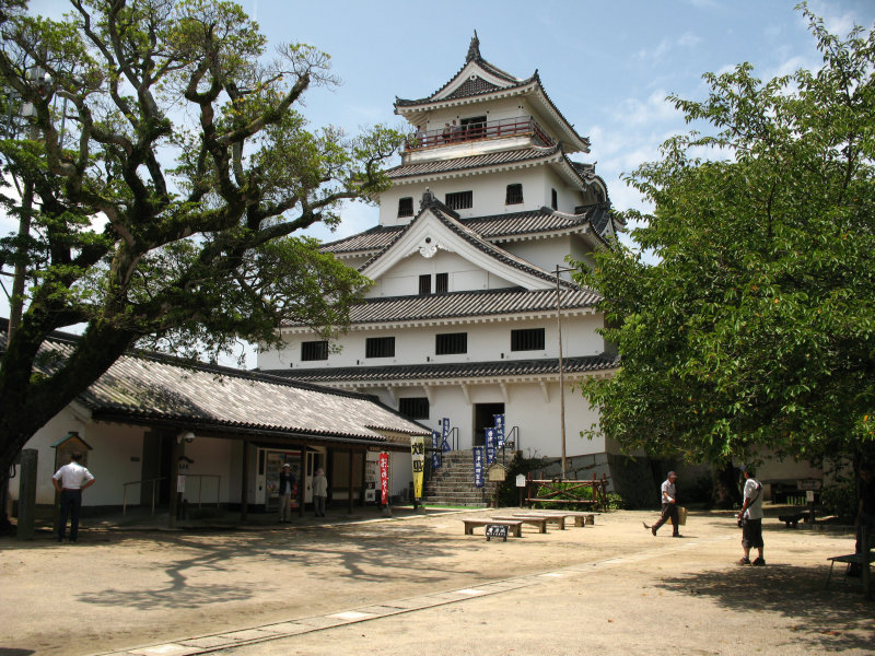 Karatsu-jōs donjon from the Hon-maru