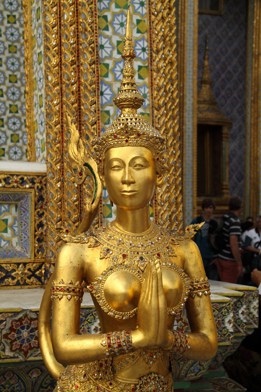 Golden figure outside Prasat Phra Dhepbidorn