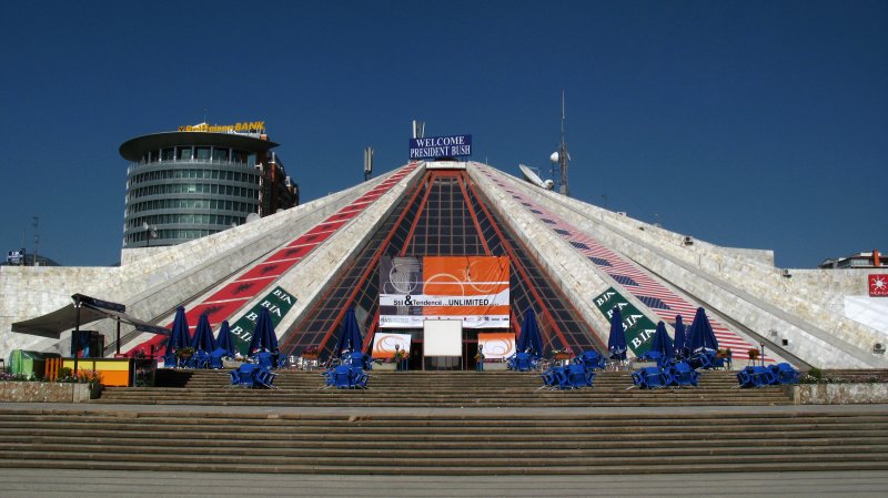 Pyramid with welcome sign for President Bush