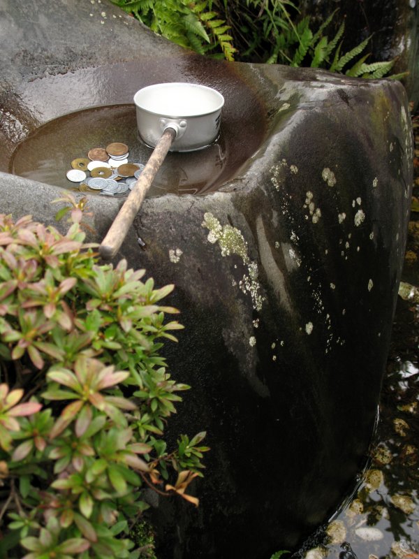 Ablution fountain in Sankō-Inari-jinja