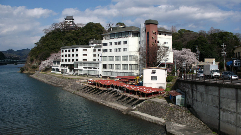 Kiso-gawa view with hilltop Inuyama-jō