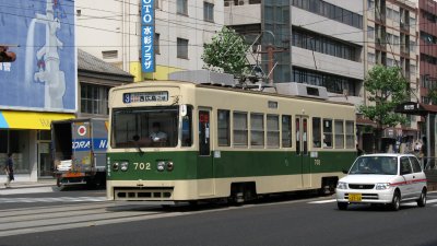 Westbound streetcar leaving Honkawa-chō
