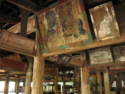 Paintings hanging over the pillars of Senjō-kaku