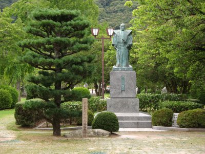 Statue of Kikkawa Hiroyoshi in Kikko-kōen