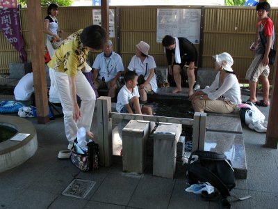 Ashi-no-yu (hot spring footbath) outside the station